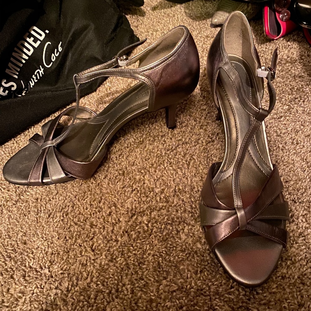 Naturalizer Gray-Brown Strappy Heel